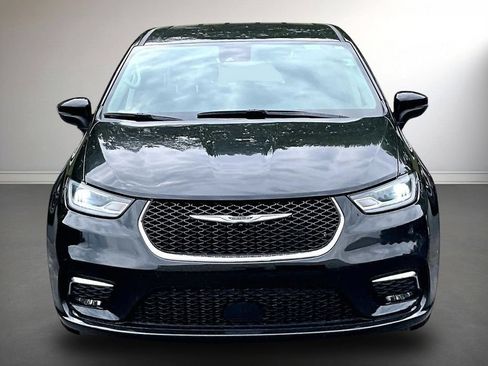 Used 2023 Chrysler Pacifica Touring-L FWD image 2