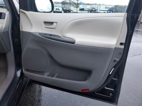 Used 2011 Toyota Sienna LE image 27