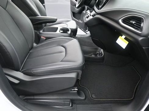 New 2026 Chrysler Pacifica Select image 22