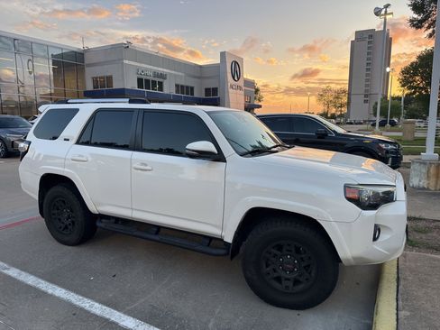 Used 2020 Toyota 4Runner SR5 Premium w/ Moonroof Package AWD/4WD image 5