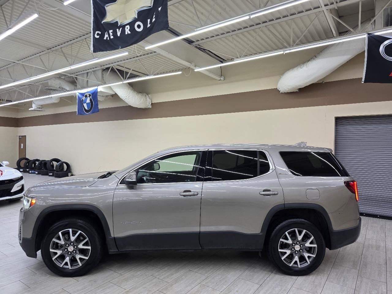 Used 2022 GMC Acadia SLE FWD image 9