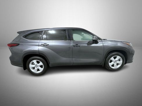Used 2024 Toyota Highlander LE image 8