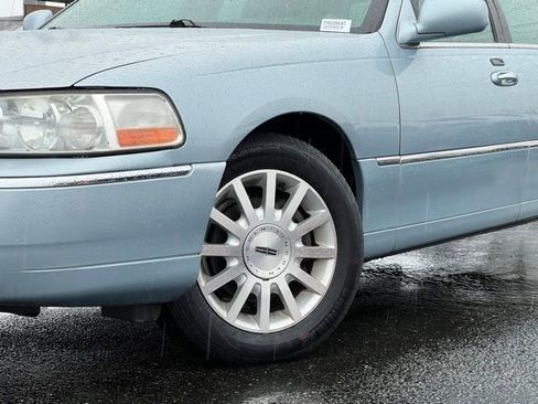Used 2007 Lincoln Town Car Signature image 2