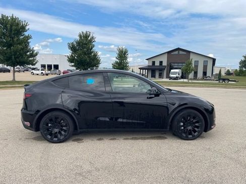 Used 2024 Tesla Model Y Long Range AWD/4WD image 2