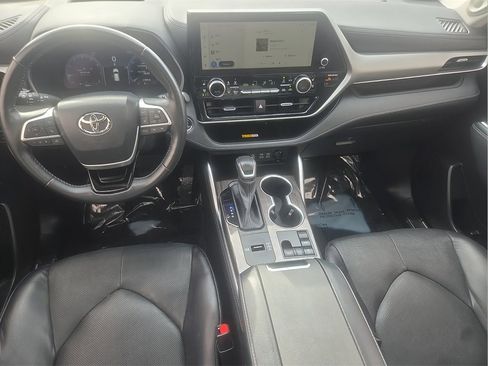 Used 2023 Toyota Highlander Platinum image 16