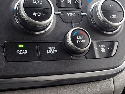 Used 2017 Toyota Sienna LE image 25