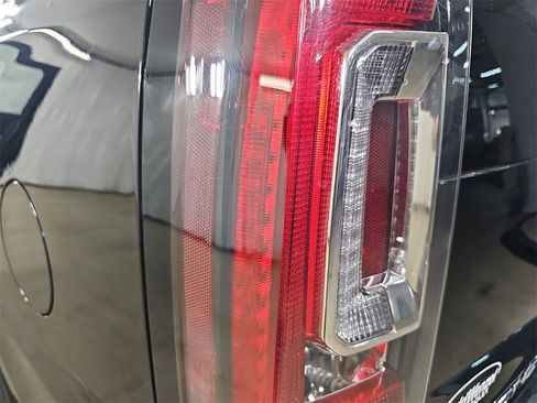 Used 2016 GMC Yukon XL Denali image 41