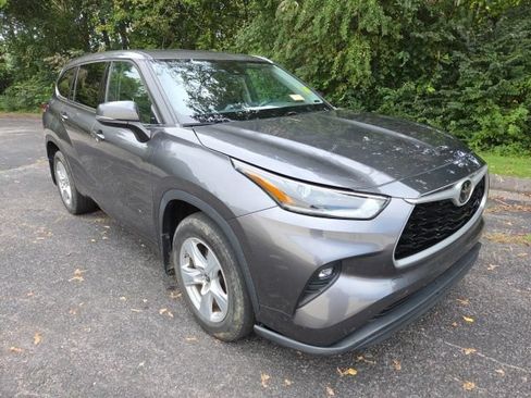 Used 2021 Toyota Highlander LE AWD/4WD image 3