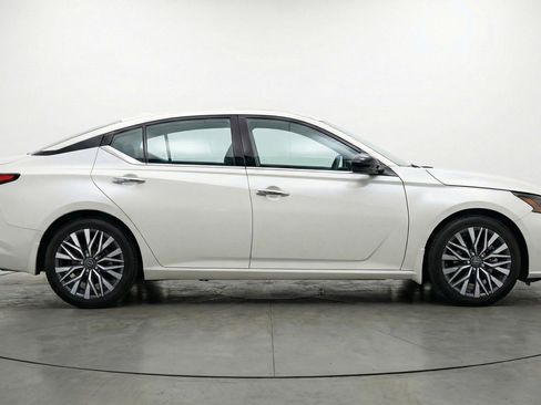 Used 2025 Nissan Altima 2.5 SV image 11
