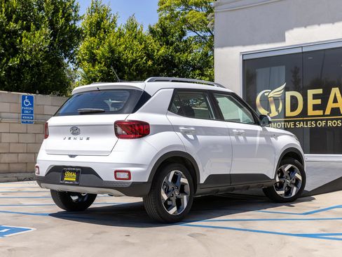 Used 2025 Hyundai Venue SEL FWD image 14