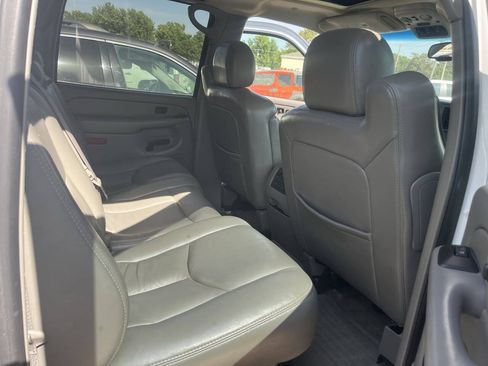 Used 2005 GMC Yukon XL SLT w/ SLT Preferred Equipment Group AWD/4WD image 14