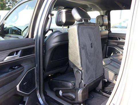Used 2024 Jeep Wagoneer L Series II w/ Flexible Seating Group AWD/4WD image 28