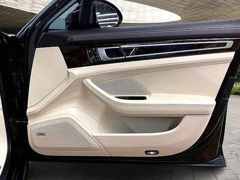 Used 2019 Porsche Panamera w/ Premium Package image 19