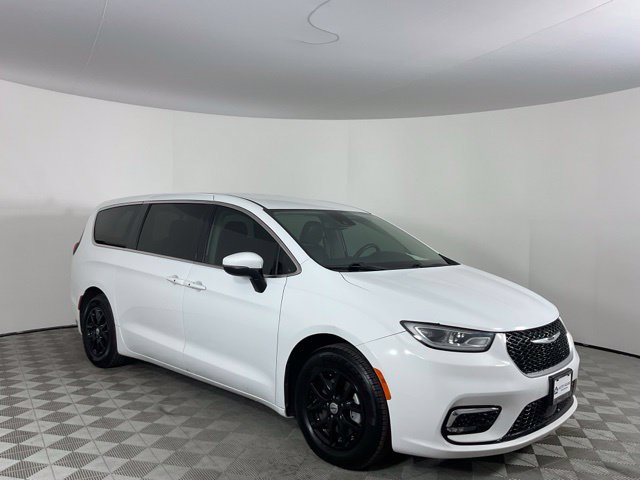 Used 2023 Chrysler Pacifica Touring-L FWD image 3
