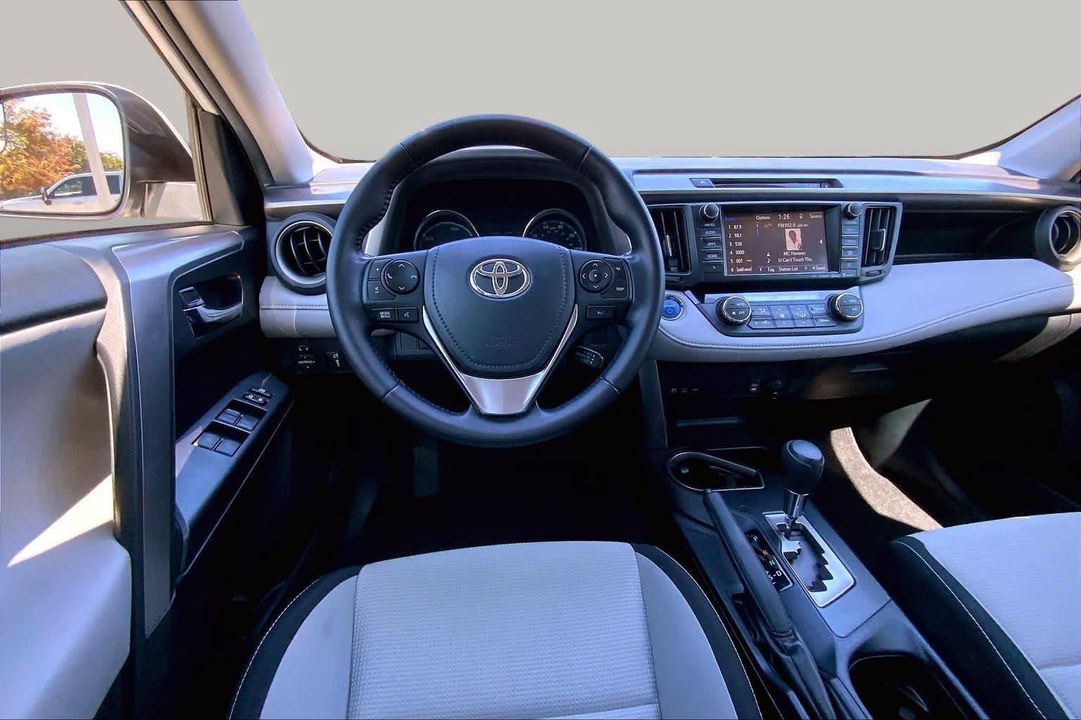 Used 2017 Toyota RAV4 XLE AWD/4WD image 6