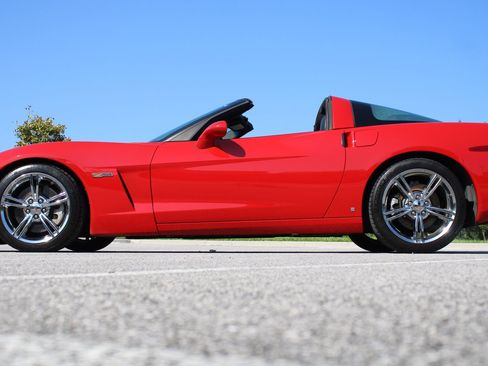 Used 2007 Chevrolet Corvette Coupe w/ Performance Package RWD image 10