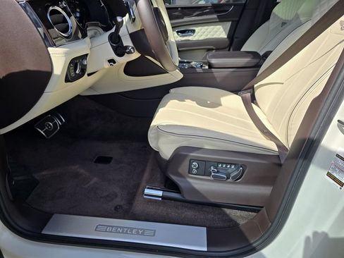 Used 2022 Bentley Bentayga AWD/4WD image 21