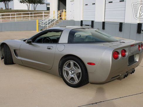 Used 1998 Chevrolet Corvette Coupe w/ Performance Handling Pkg image 9
