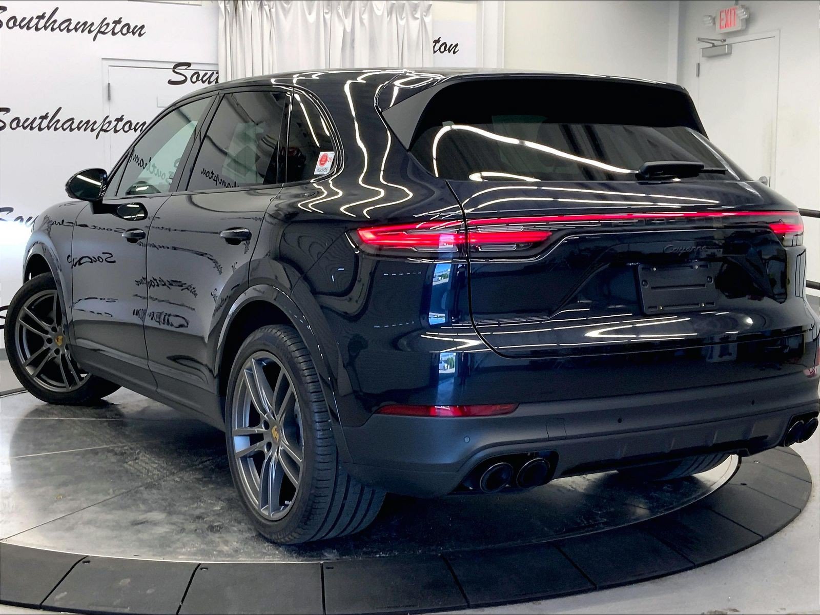Certified 2023 Porsche Cayenne Platinum Edition AWD/4WD image 3