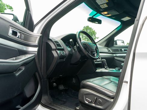 Used 2016 Ford Explorer XLT w/ Equipment Group 202A AWD/4WD image 14