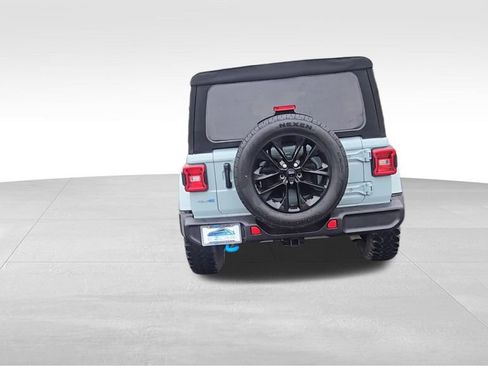 Used 2024 Jeep Wrangler Unlimited Sahara w/ Technology Group AWD/4WD image 8