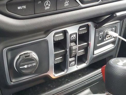 Used 2025 Jeep Wrangler Sahara image 17