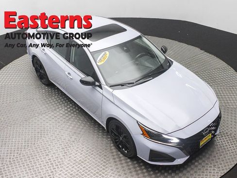 Used 2023 Nissan Altima 2.5 SR w/ SR Premium Package FWD image 3