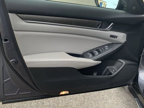 Used 2018 Honda Accord Touring image 16