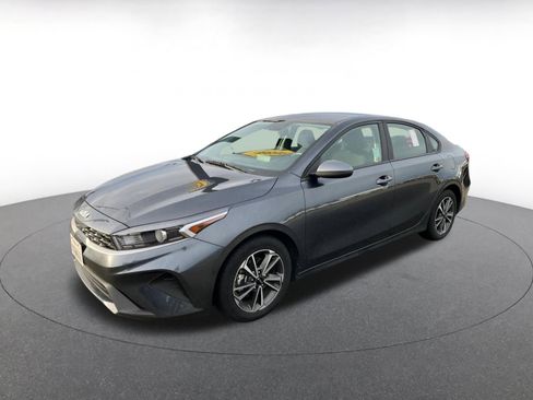 Used 2023 Kia Forte LXS image 3