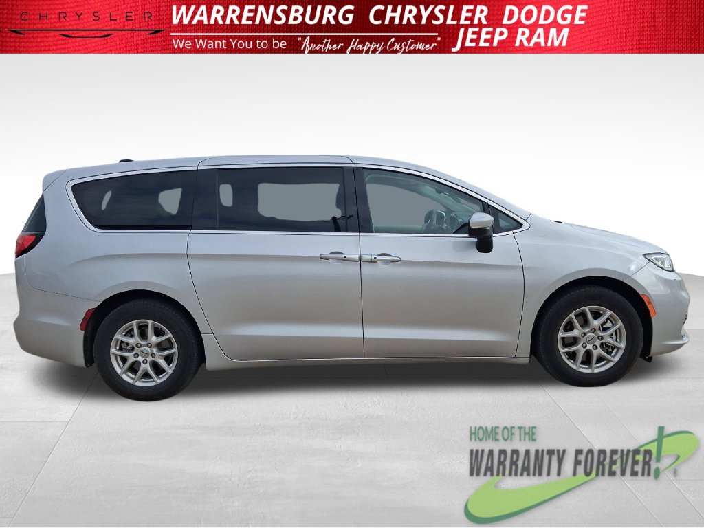 Used 2023 Chrysler Pacifica Touring-L FWD image 3