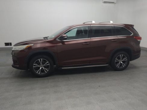 Used 2018 Toyota Highlander LE FWD image 2