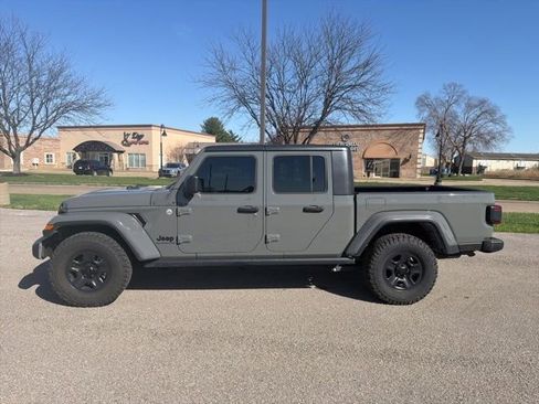 Used 2021 Jeep Gladiator Sport image 3