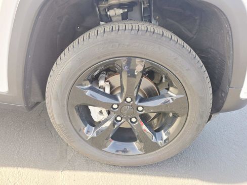 Used 2024 Jeep Grand Cherokee Limited w/ Luxury Tech Group II image 18