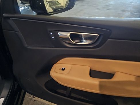 Used 2020 Volvo XC60 T6 Momentum w/ Premium Package image 12