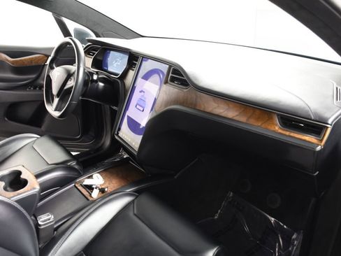 Used 2019 Tesla Model X image 18
