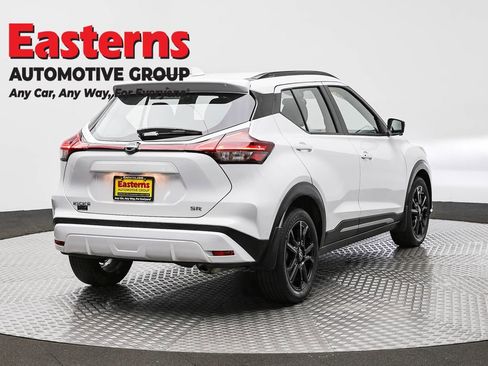 Used 2023 Nissan Kicks SR w/ SR Premium Package FWD image 5