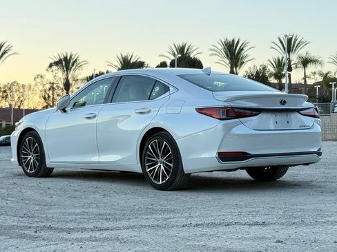 Used 2023 Lexus ES 300h w/ Premium Package FWD image 2