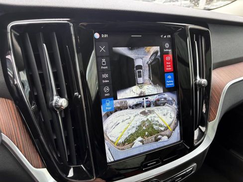 Used 2025 Volvo V60 B5 Cross Country Plus image 18