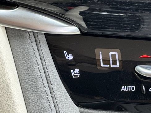 Used 2024 Cadillac XT6 Premium Luxury w/ Technology Package AWD/4WD image 35