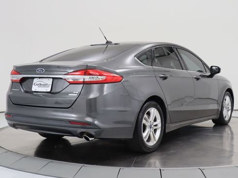 Used 2018 Ford Fusion SE w/ Fusion SE Technology Package FWD image 5