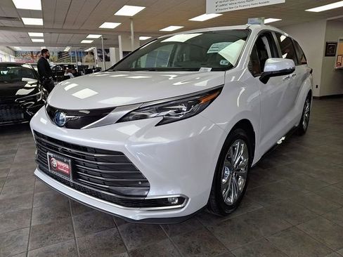 Used 2024 Toyota Sienna Platinum image 3