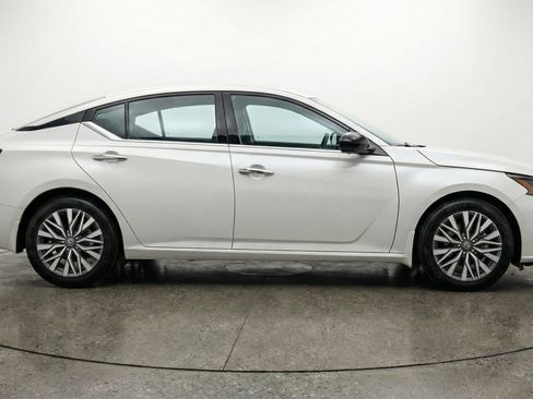 Used 2025 Nissan Altima 2.5 SV image 11