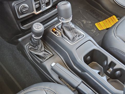 New 2025 Jeep Gladiator Sport image 21