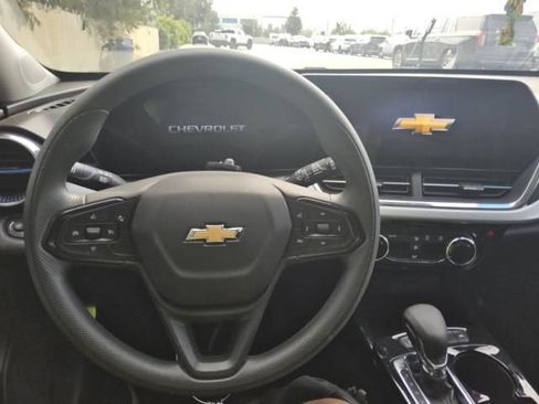 Used 2025 Chevrolet Trax LT FWD image 2