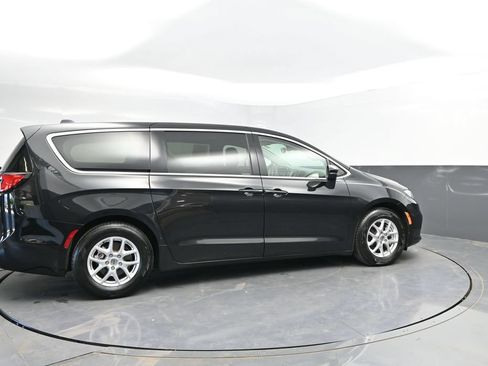 Used 2023 Chrysler Pacifica Touring-L FWD image 10