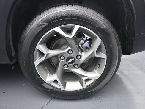 Used 2025 Chevrolet Trax LT FWD image 10