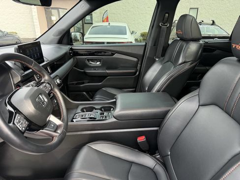 Used 2025 Honda Pilot TrailSport image 19