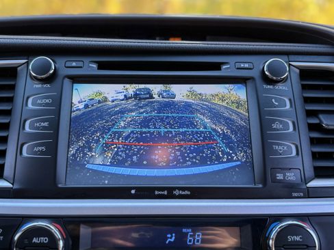 Used 2017 Toyota Highlander XLE image 3