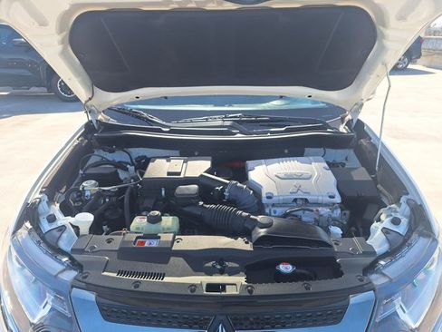 Used 2019 Mitsubishi Outlander 4WD Plug-In Hybrid image 21