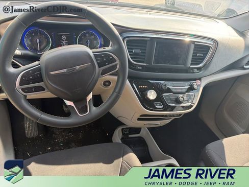 Used 2024 Chrysler Voyager LX image 10